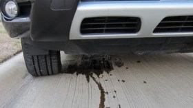 شباب متهور يسكب الزيت في الطرقات من أجل كسب المال