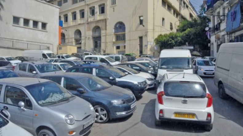 وعود إنشاء حظائر السيارات بالشراقة تسقط في الماء