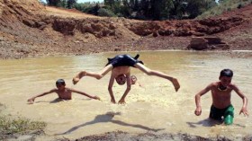 الوديان والبرك الملجأ الوحيد لأطفال البويرة والبحر لمن استطاع إليه سبيلا