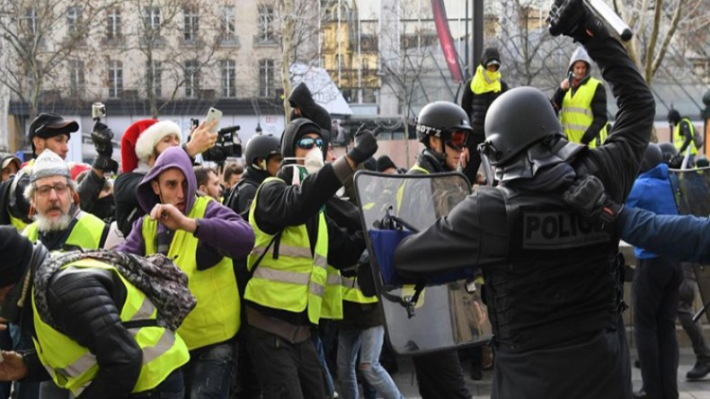 مكافآت للشرطة الفرنسية بعد مظاهرات “السترات الصفراء”
