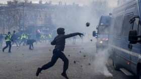 اشتباكات بين السترات الصفراء والشرطة