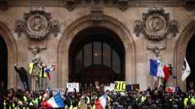 الآلاف من “السترات الصفراء” يخرجون إلى الشوارع