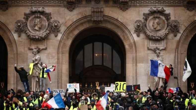 الآلاف من “السترات الصفراء” يخرجون إلى الشوارع