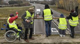 احتجاجات “السترات الصفراء” تشعل فرنسا