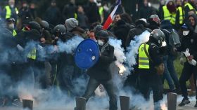 اشتباكات عنيفة خلال تظاهرات السترات الصفراء