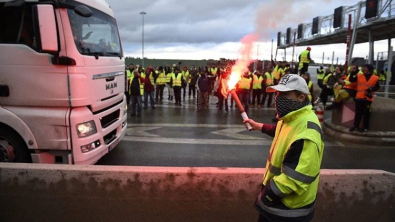 الاحتجاجات تتواصل في باريس وماكرون يطلب إجراء محادثات