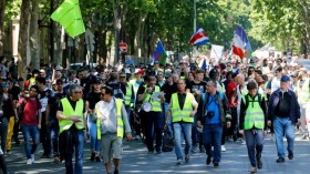 “السترات الصفراء” يتظاهرون في باريس