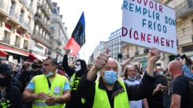 شاهد.. السترات الصفراء تعود لشوارع فرنسا