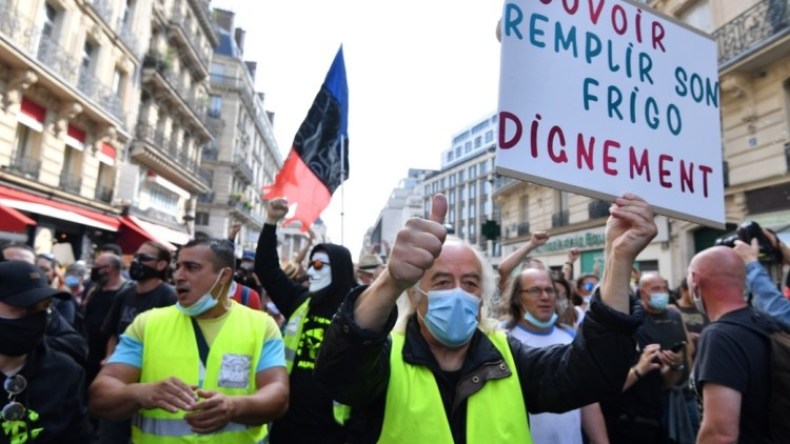 شاهد.. السترات الصفراء تعود لشوارع فرنسا