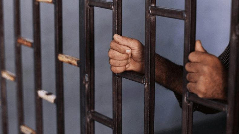 يفشل في دخول السجن مرتين!