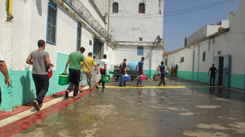 إحباط تسريب أهالي محبوسين أسلحة بيضاء ومخدرات إلى الزنزانات!