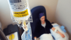 امرأة تواجه تهمة السجن لأنها ادعت الإصابة بالسرطان!