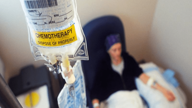 امرأة تواجه تهمة السجن لأنها ادعت الإصابة بالسرطان!