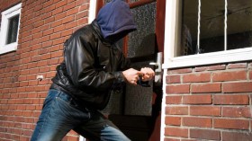 “سرقة البيوت”… مغتربون وأثرياء تحت رحمة “مافيا الحومة”!