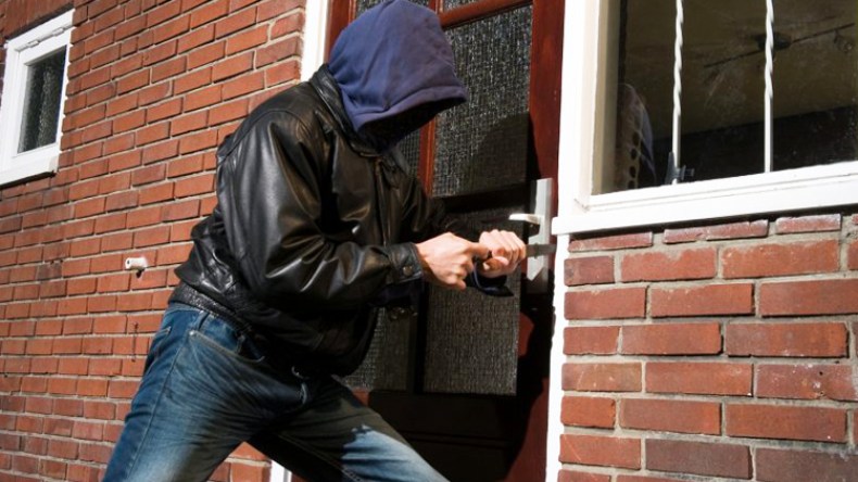 “سرقة البيوت”… مغتربون وأثرياء تحت رحمة “مافيا الحومة”!