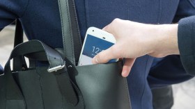 ابن دبلوماسي سابق متهم في قضية سرقة هاتف!