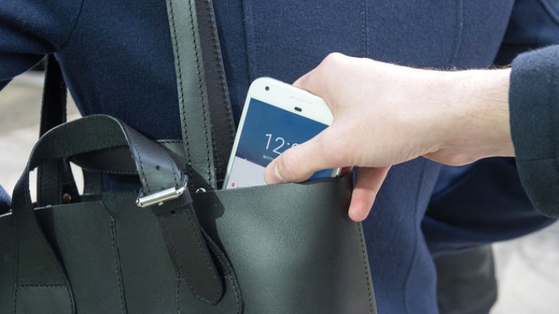 ابن دبلوماسي سابق متهم في قضية سرقة هاتف!