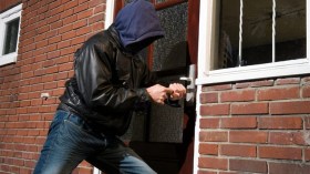 محامية تقود عصابة لإقتحام وسرقة منزل خالها الثري!