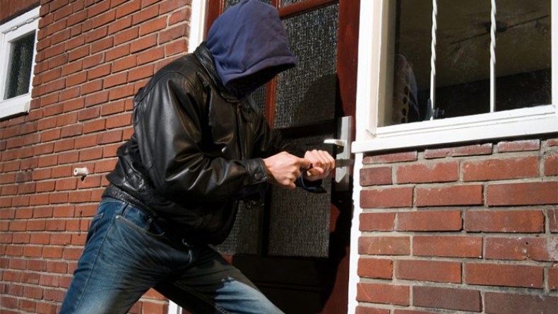 لصوص في هيئة إرهابيين يداهمون البيوت بالعاصمة