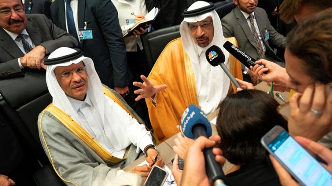 الملك سلمان يعيّن نجله عبد العزيز وزيراً للطاقة