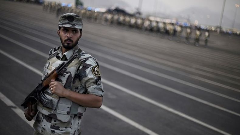 بالفيديو.. هجوم قرب مقر للحرس الوطني السعودي