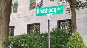 تثبيت لافتة كُتب عليها “طريق خاشقجي” أمام السفارة السعودية بواشنطن