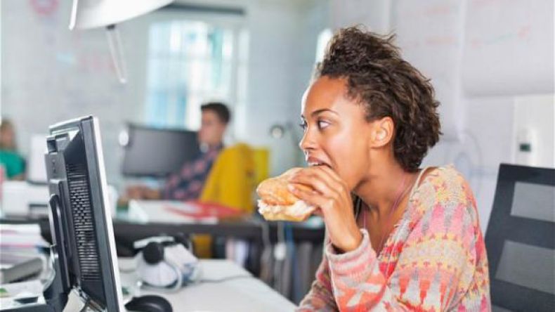 هذا ما يحدث لجسمك عند التهامك للطعام بسرعة؟!