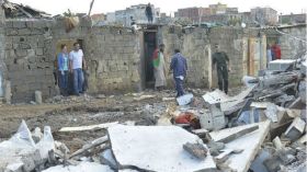 أفراد عائلة مقصاة من الترحيل بحي الرملي مهددون بالموت ردما