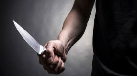 شاب مغربي ينهال على والدته المسنة ضربًا!