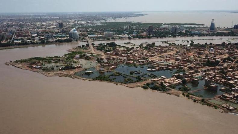 عشرات الآلاف من السودانيين يبيتون في العراء