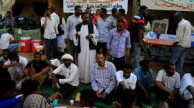 السودان.. المعتصمون يغلقون شارعاً رئيسياً بالخرطوم‎