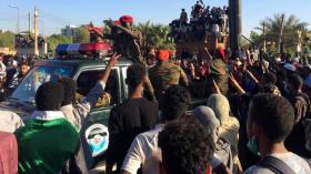 جنود سودانيون يتدخلون لحماية متظاهرين من قوات الأمن