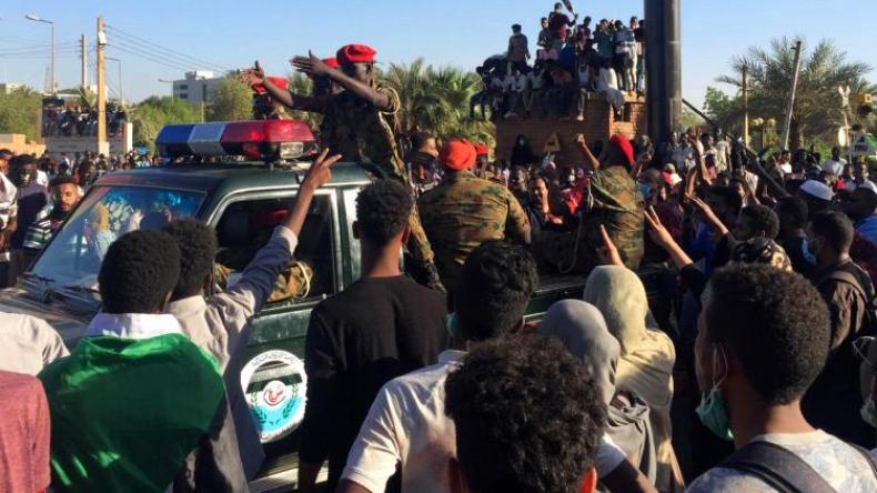 جنود سودانيون يتدخلون لحماية متظاهرين من قوات الأمن