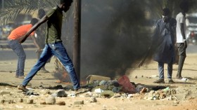 البشير يخفف من حدة لهجته مع المتظاهرين