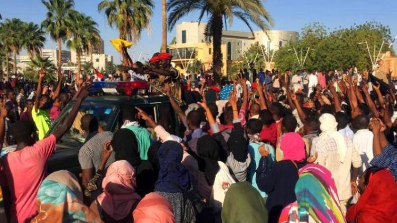 آلاف السودانيين يعتصمون أمام مقر إقامة البشير