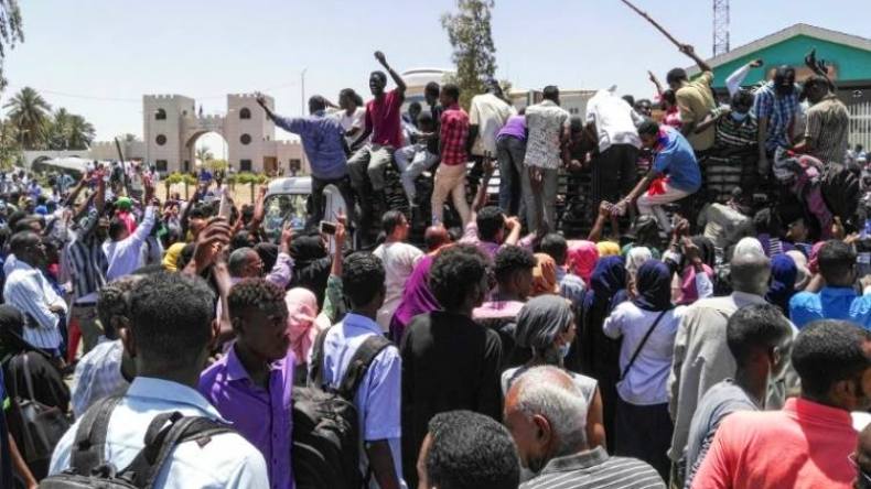 الاعتصام مستمر أمام مقر القيادة العامة للجيش السوداني