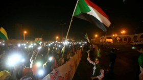 قوى الاحتجاج تتمسك بمجلس يرأسه مدني