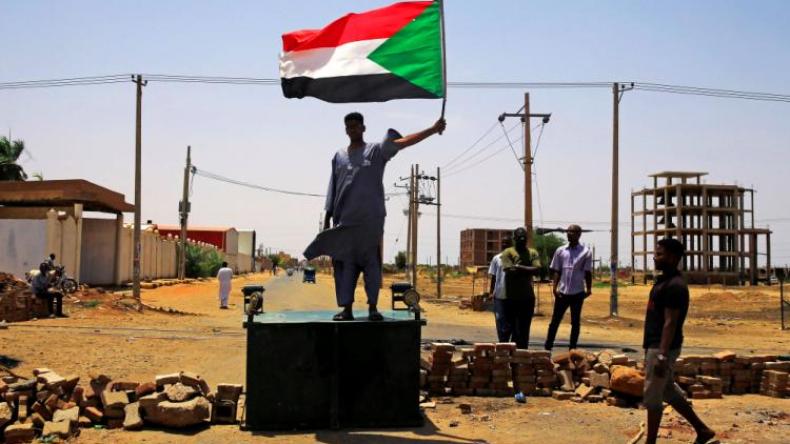 الاتحاد الإفريقي يعلق عضوية السودان