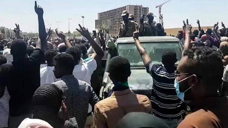 سقوط عمر البشير واعتقال مساعديه