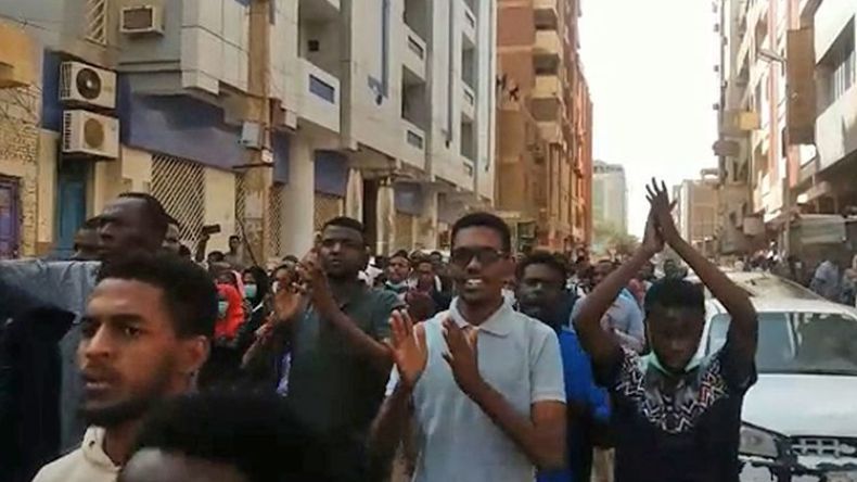 مسيرات احتجاجية إلى البرلمان للمطالبة بتنحي البشير