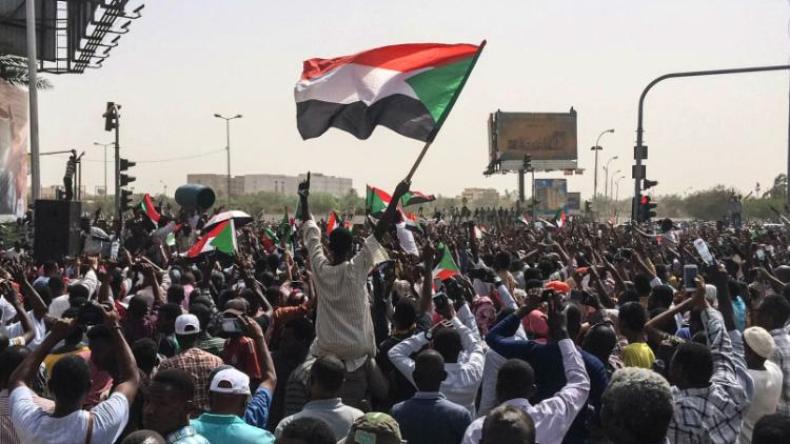 احتجاجات لمطالبة المجلس العسكري بتسليم السلطة للمدنيين