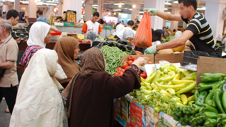 مباريات كرة وأسواق فوضوية في علي منجلي بقسنطينة في عز كورونا