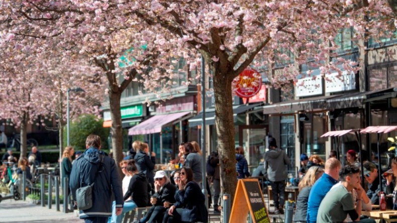 السويد “تعيد حساباتها” في مكافحة كورونا