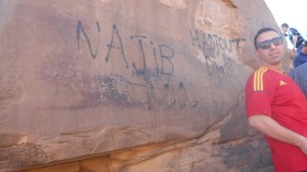 خربشات غرامية تعصف بمنحوتات تاريخية