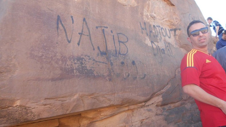 خربشات غرامية تعصف بمنحوتات تاريخية