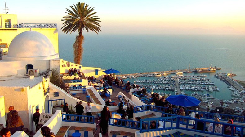 الجزائريون يتخوفون من تغيير وجهاتهم السياحية