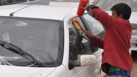 أطفال ومراهقون يتنافسون على مسح زجاج السيارات