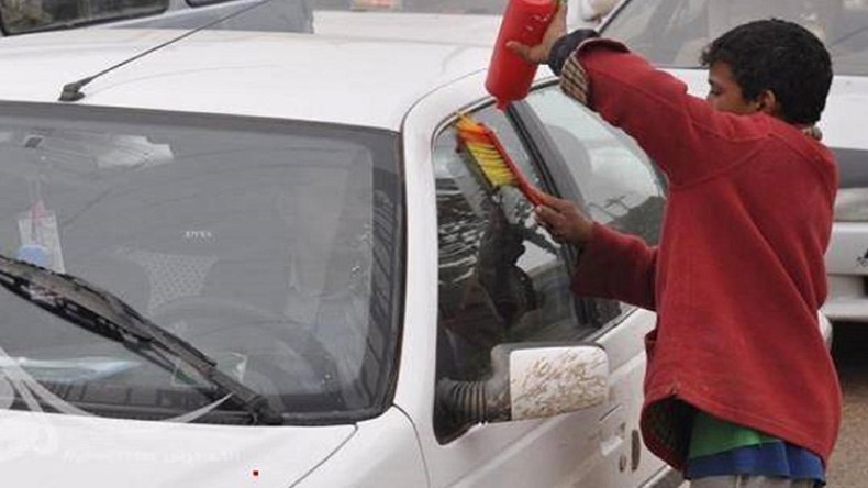 أطفال ومراهقون يتنافسون على مسح زجاج السيارات