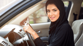 يُعتدى عليها من أجل رقم الهاتف وآخر يطاردها لأنها تجاوزته