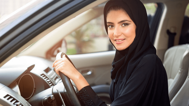 يُعتدى عليها من أجل رقم الهاتف وآخر يطاردها لأنها تجاوزته